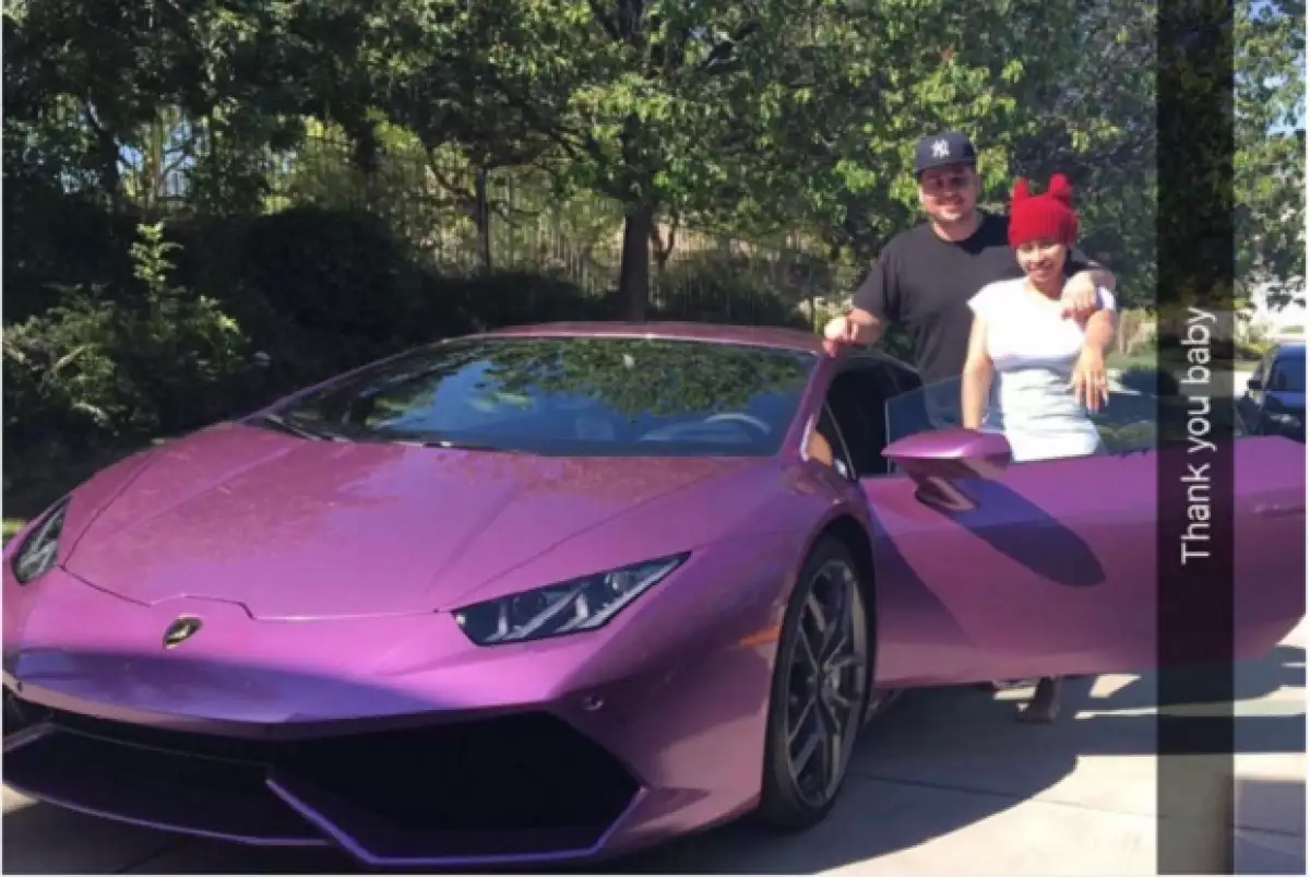 El romance entre Rob y Blac es más fuerte que nunca, pues de la nada el hermano menor de Kim le regaló a su prometida un auto morado de 200 mil dólares.