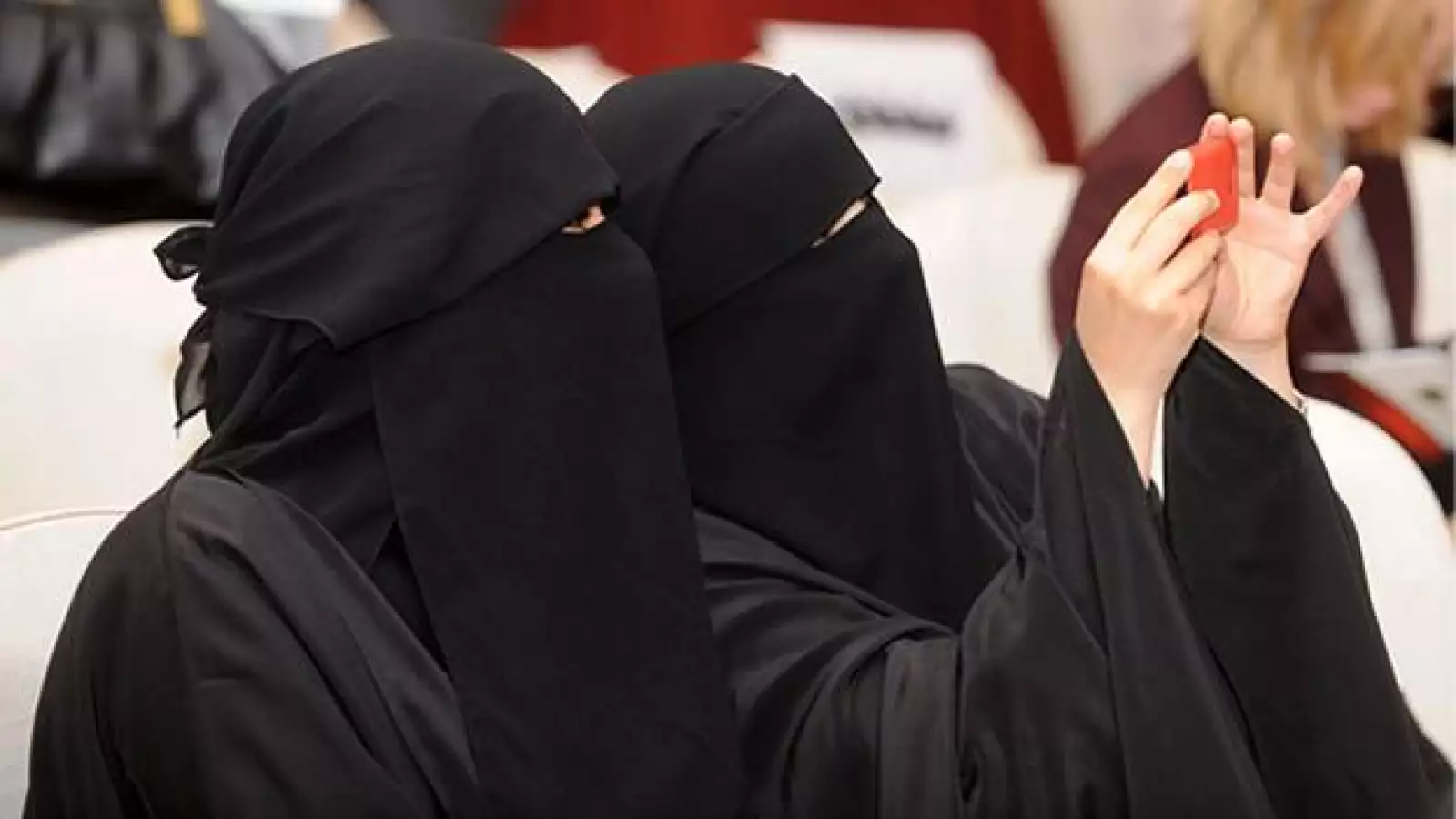 Dos mujeres kuwaitÃ­es durante un seminario sobre la libertad de los medios de comunicaciÃ³n en el Golfo ArÃ¡bigo, organizado por Libertades PÃºblicas y Derechos Humanos, y  la Unesco