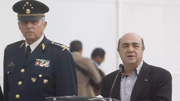 El procurador Jesús Murillo Karam informó que Guzmán Loera fue capturado a las 6:40 horas