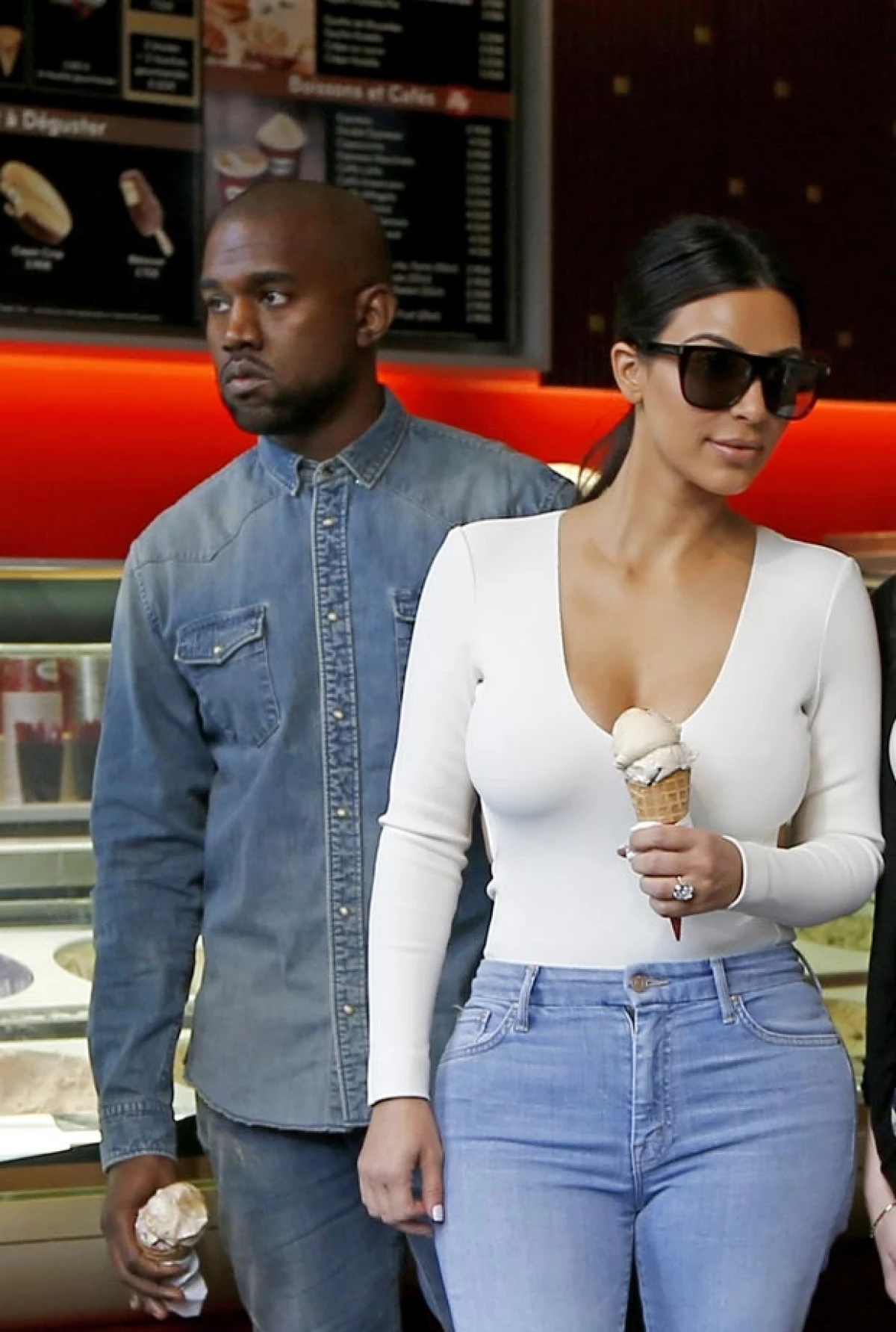 La socialité fue captada junto a Kanye West luciendo una atrevida blusa cuando compraban un helado en París.