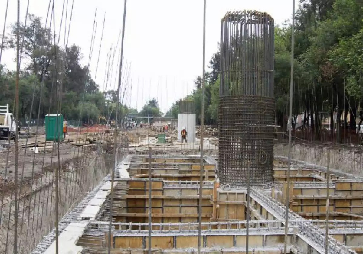 Trabajos de construcci�n de puente vehicular en Circuito Interior R�o Churubusco