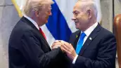 El presidente Donald Trump habla con el primer ministro de Israel, Benjamin Netanyahu, en la Knesset, el lunes 13 de octubre de 2025, en Jerusalén.