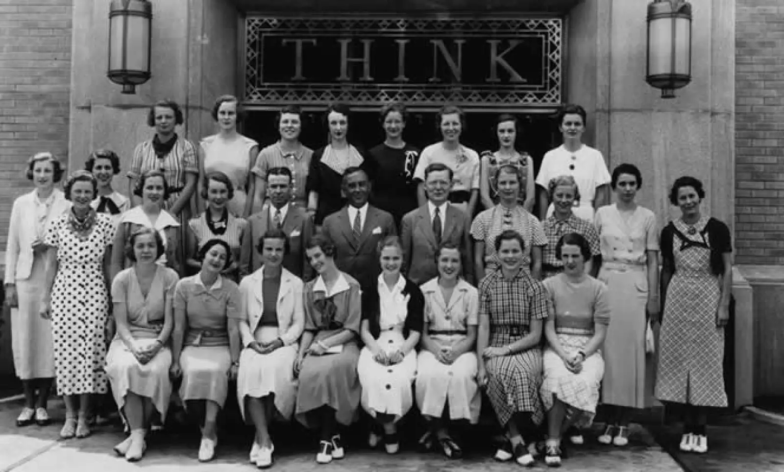 La firma fue pionera en cursos de entrenamiento para mujeres, para que pudieran realizar labores técnicas tradicionalmente encargadas a hombres.