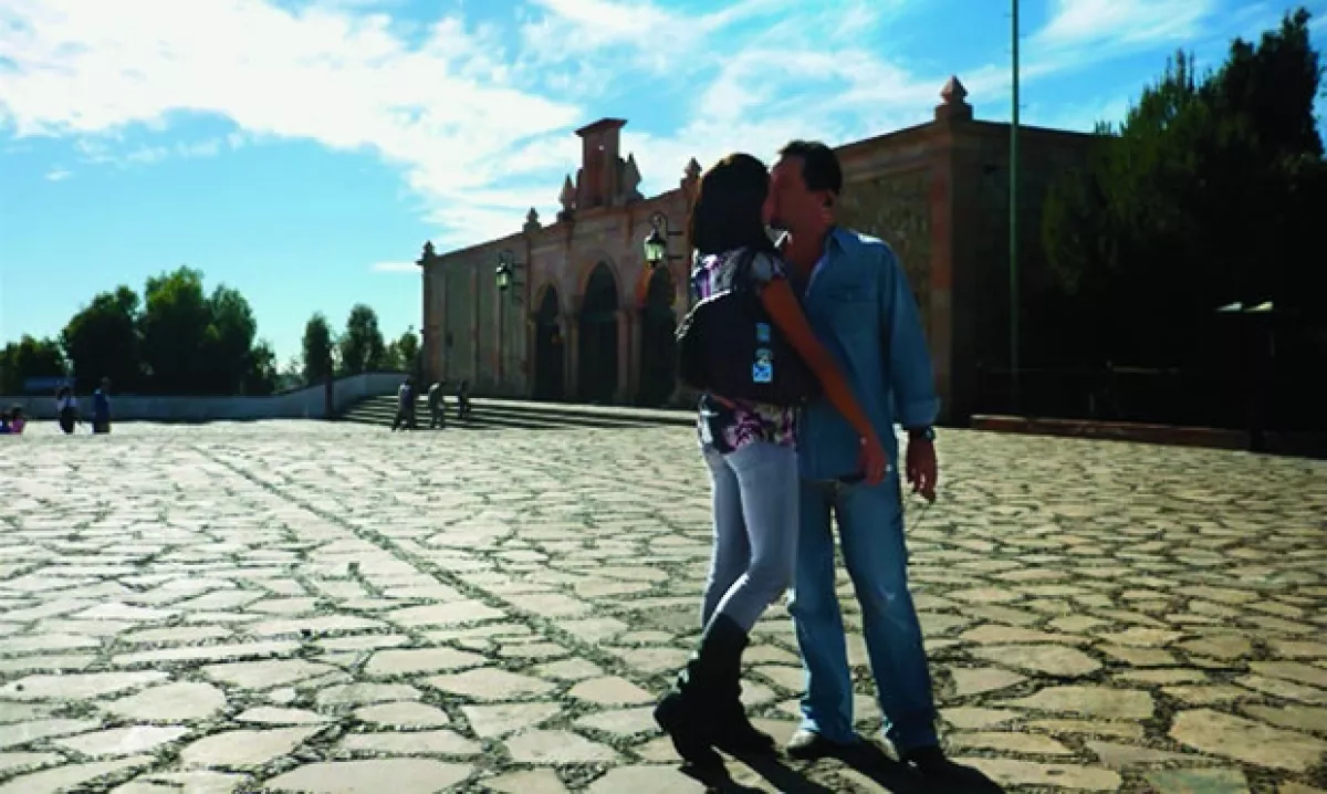 La pareja de actores lleva un año y medio de noviazgo; él tiene 37 años y ella 33.
