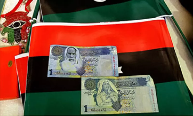 Según analistas, EU congeló aproximadamente 150,000 mdd de activos libios alrededor del mundo. (Foto: Cortesía CNNMoney)