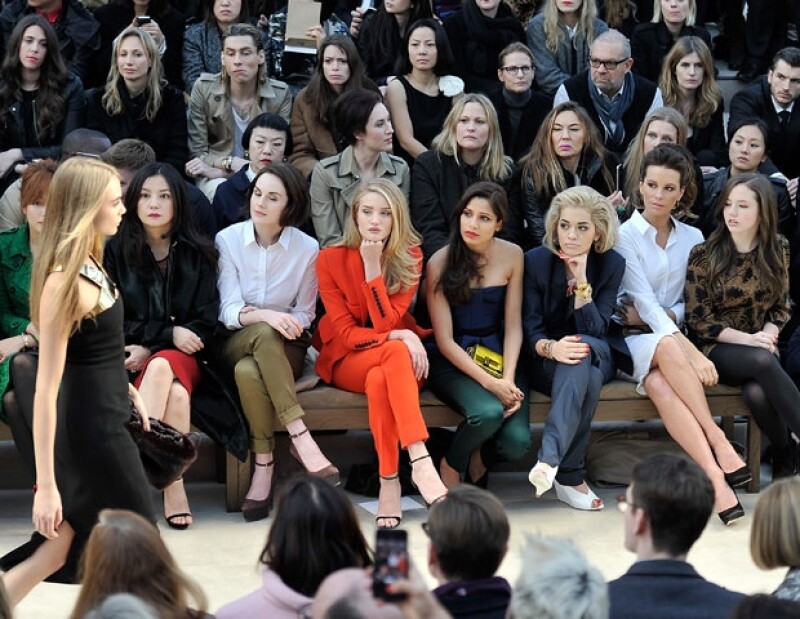 En el frontrow: Rosie Huntington-Whiteley, Freida Pinto, Rita Ora, Kate Beckinsale y MInnie Teempah.
