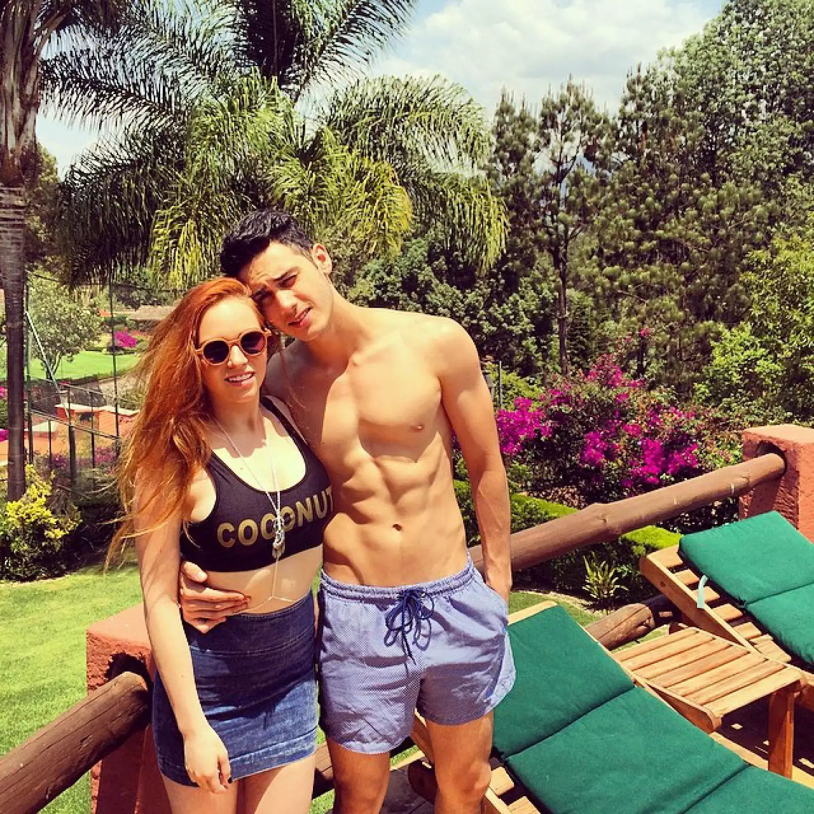 Alex Speitzer se dio una escapada de la obra Vaselina con su novia Minnie West para aprovechar el sol de Valle de Bravo.