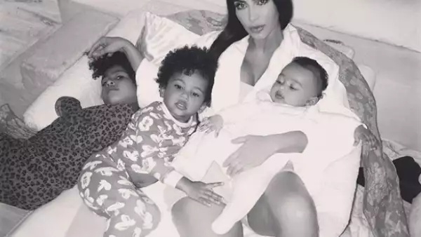 Kim Kardashian junto a sus hijos
