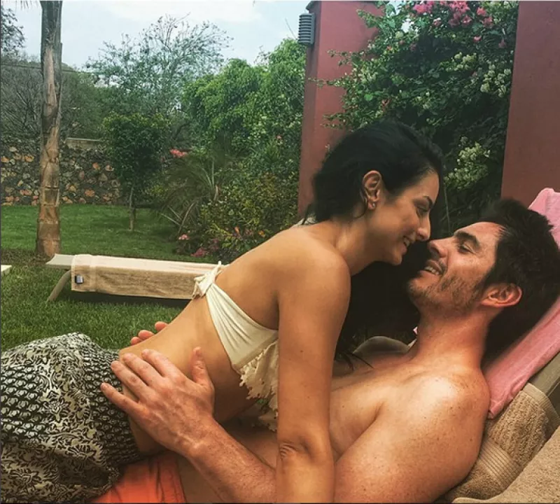 Luego de que una revista publicara que la actriz y Mauricio Ochmann se convertirían en padres, ella misma nos confirma que la historia es falsa.