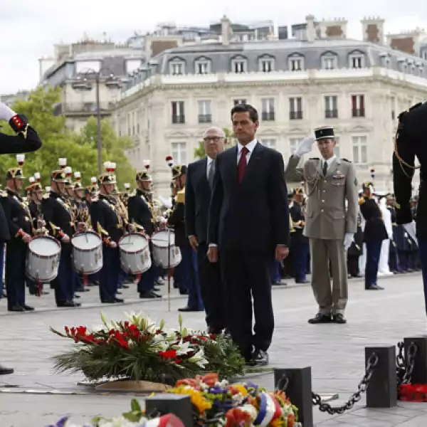 En la ceremonia por los soldados desconocidos en el Arco del Triunfo en el Día de la Bastilla.