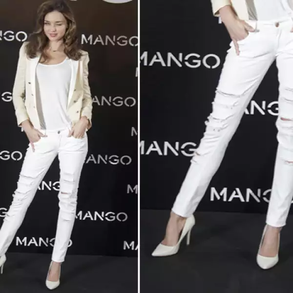 Para su total look blanco Miranda Kerr incorpora unos tacones blancos.