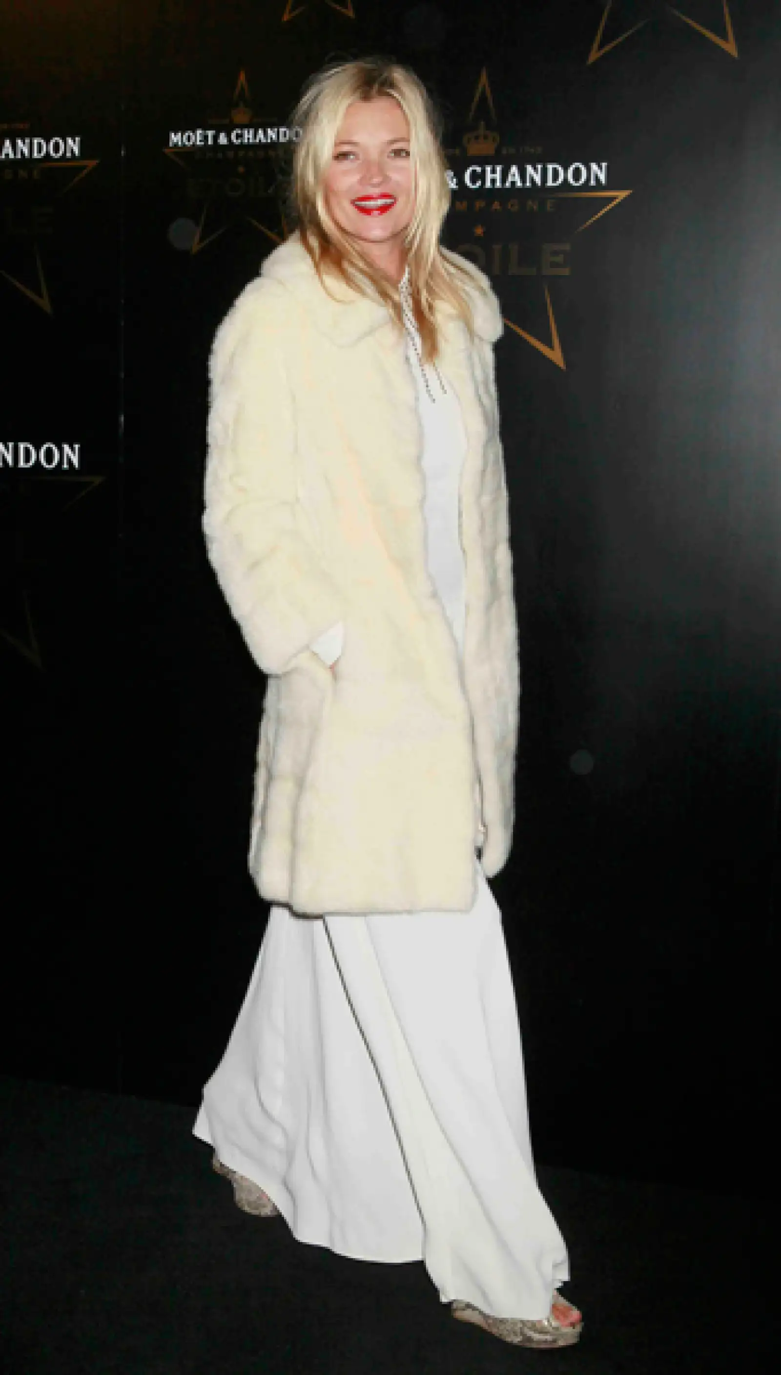 Con un estilo muy glamoroso pero siempre con su toque personal, Kate Moss combina un vestido etéreo con un abrigo de fur.