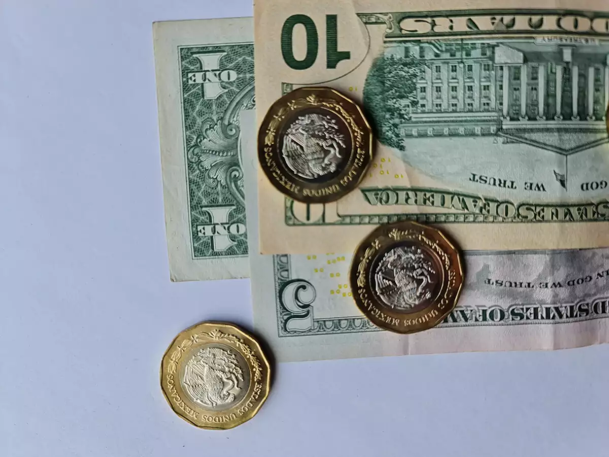 Peso mexicano vuelve al rango de 18 por dólar este 25 de junio; BMV abre al alza