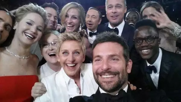 En la selfie: Jared Leto, Jennifer Lawrence, Channing Tatum, Julia Roberts, Kevin Spacey, Brad Pitt, Lupita Nyong´o, Angelina Jolie, Meryl Streep, Ellen DeGeneres, Bradley Cooper y Peter Nyong´o.