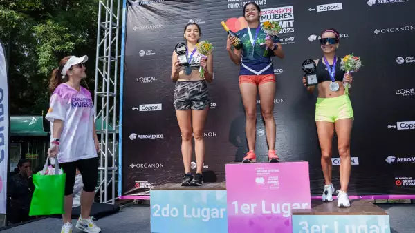 imagen del podio de la modalidad 5K femenil, conformado por Fabiola Estrada, Regina Roy y Mírian González.