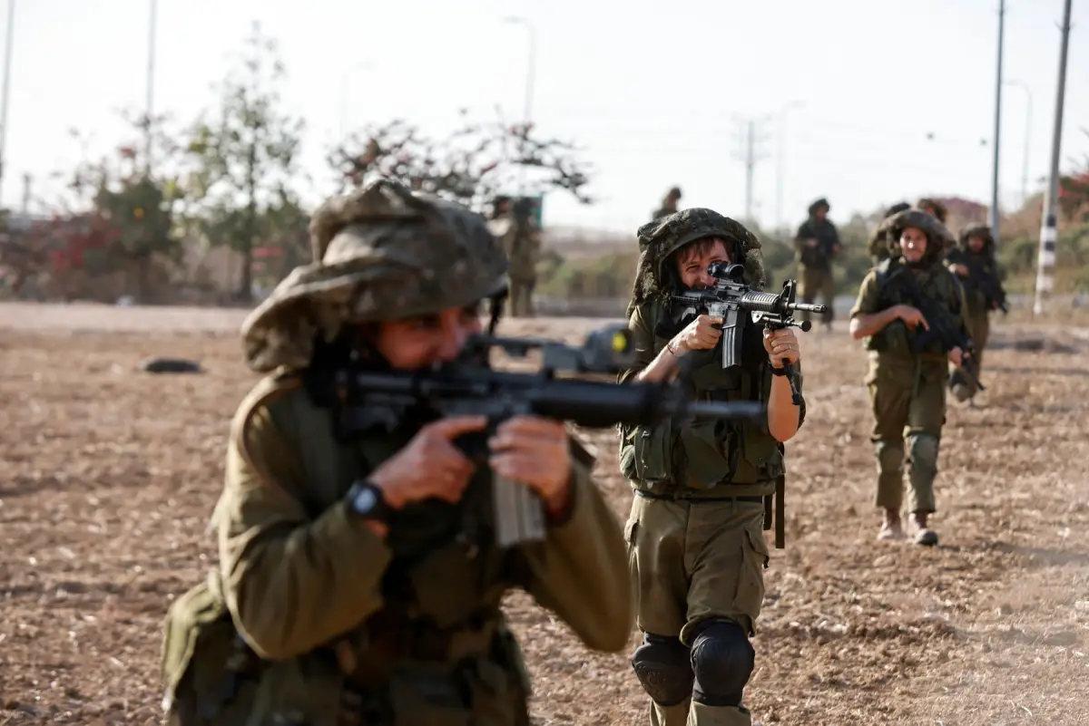 Los soldados israelíes toman posición mientras están estacionados cerca de la frontera de Israel con Gaza en el sur de Israel, el 12 de octubre de 2023.