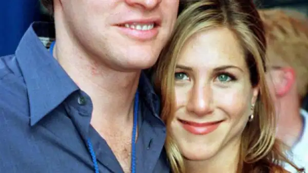 De 1995 a 1998 Tate Donovan, a quien recordarán por la serie `The O.C.´ y algunos capítulos como invitado especial en `Friends´ y Jennifer Aniston mantuvieron una relación estable. Tanto así que se llegó a decir que la pareja de rubios ya estaba comprometida..claro, esto nunca fue comprobado.