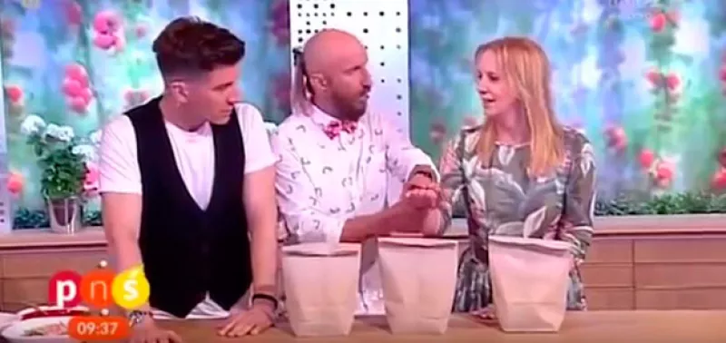 Una conductora polaca tuvo que ser llevada a urgencias luego de que se encajara un clavo en la mano en un acto de magia en vivo.