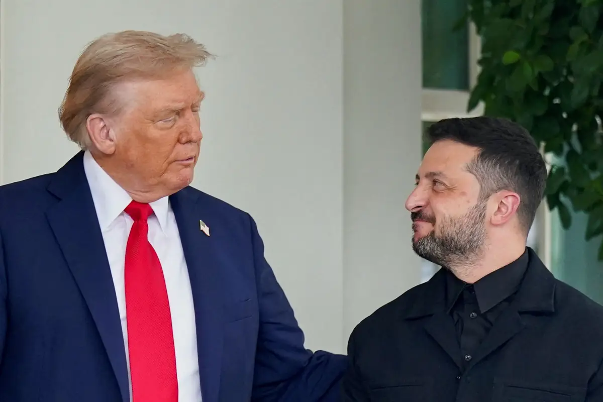 El presidente de los Estados Unidos, Donald Trump, saluda al presidente ucraniano Volodymyr Zelenskiy a su llegada a la Casa Blanca, en medio de negociaciones para poner fin a la guerra rusa en Ucrania, en Washington, D.C., EE. UU., 18 de agosto de 2025