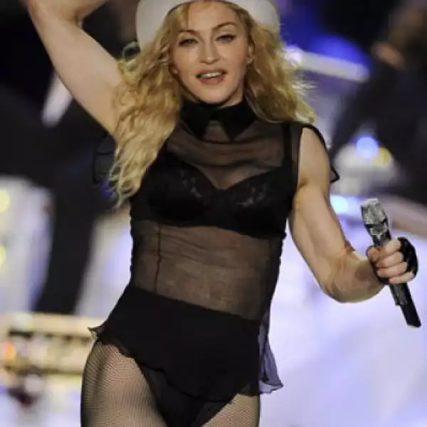 Madonna no se queda atrás y con su fundación Raising Malaui la cantante donó 5.5 millones de dólares y está construyendo una escuela en aquel país.