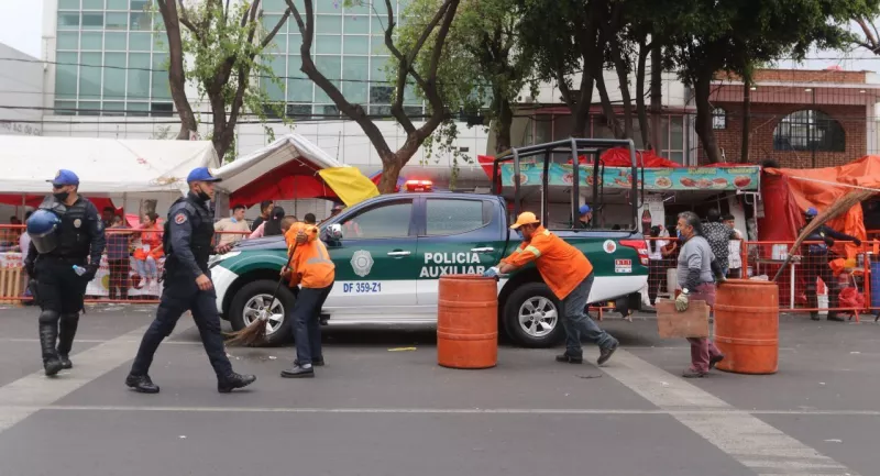 Elementos de la Policía y de Protección Civil realizaron un operativo para levantar a los comerciantes que vendían mariscos, pescados y mojarras en el mercado La Vieja Viga