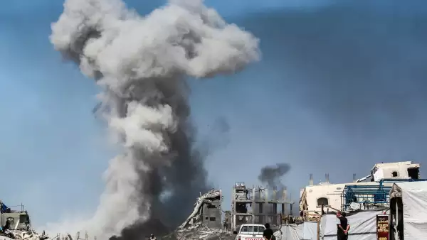 La gente observa cómo se esfuma después de un ataque israelí en Jabalia, en el norte de la Franja de Gaza, el 25 de mayo de 2025. Los rescatistas en Gaza dijeron que 22 personas murieron y docenas más resultaron heridas en ataques aéreos israelíes en todo el territorio palestino el 25 de mayo.