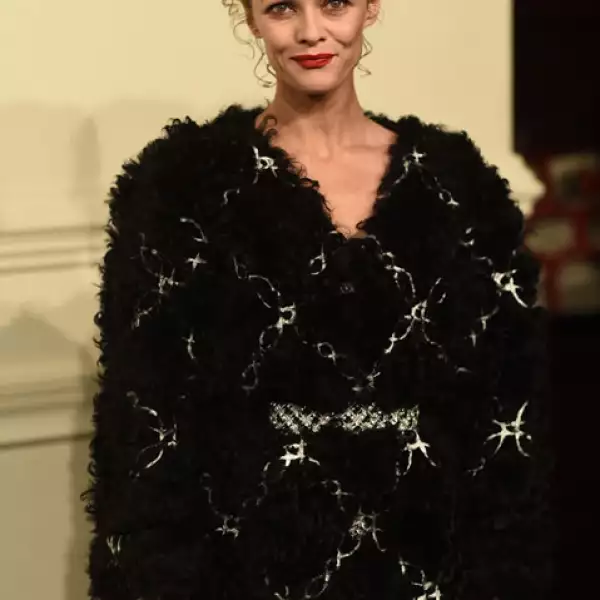 Vanessa Paradis, una de las favoritas de Karl Lagerfeld, asistió al lanzamiento en señal de apoyo.