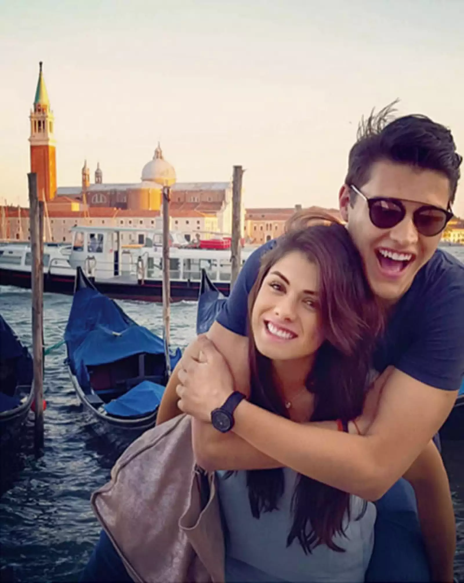 Antes de entrar a la universidad, los dos decidieron ir a pasar una temporada fuera. Ella a Florencia y él a Madrid. Aquí la pareja dando un recorrido por las góndolas de Venecia.