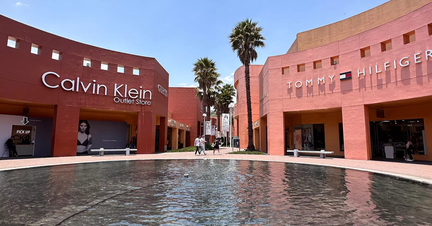 Premium Outlets Punta Norte, la gente pasea por las tiendas