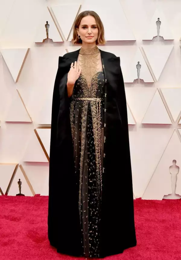 Foto de Natalie Portman en la alfombra roja de los Oscar 2020 cuando usó una capa con los nombres de directoras bordados en dorado.