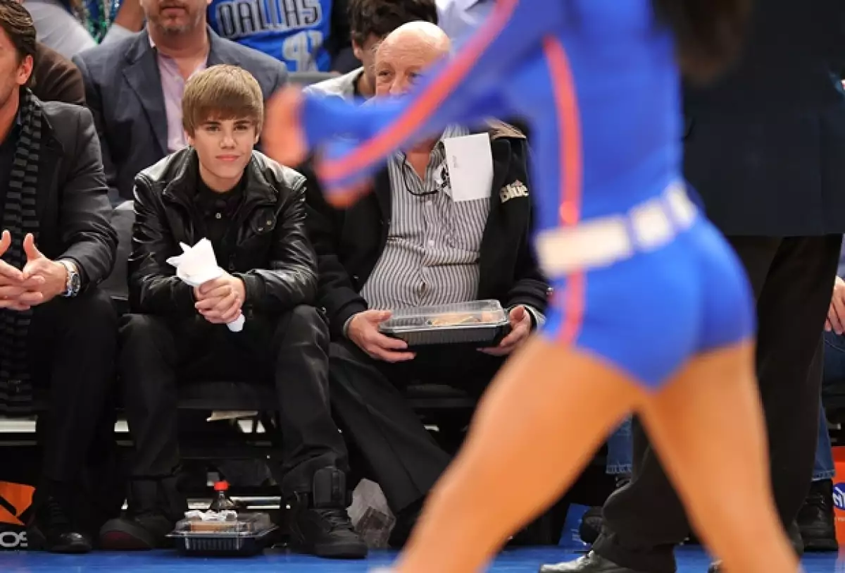 El cantante no fue bien recibido en el partido de los Knicks de Nueva York, sin embargo encontró la forma de distraerse.