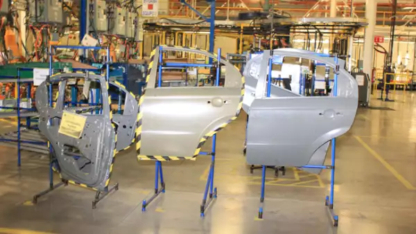 �rea de estampado. Las l�minas entran al troquel para dar forma a la carrocer�a del auto.