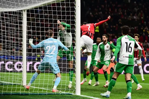 Foto del momento en el que Santiago Giménez anotó el gol al Feyenoord.