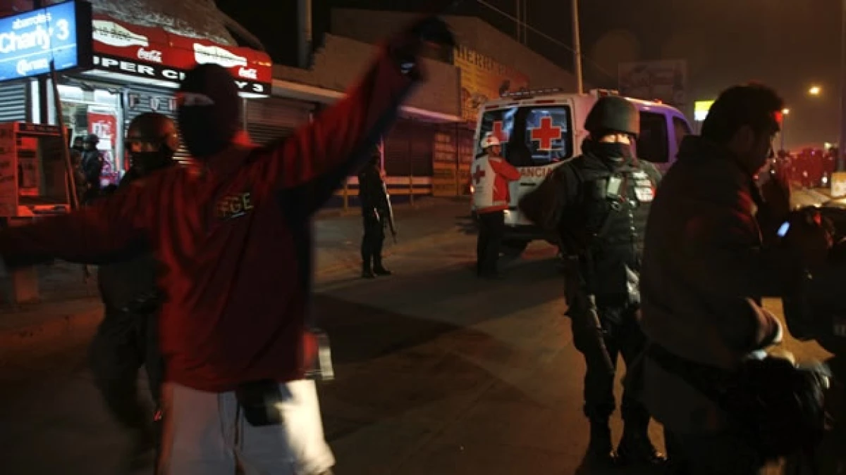 Policías cuidan el bar donde murieron asesinadas 8 personas