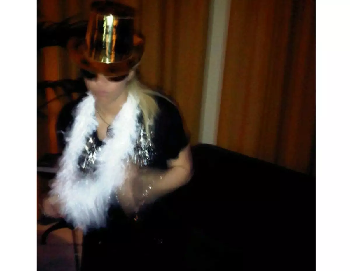 La estrella que podría dar a luz en enero, vivió una tranquila noche al lado de su novio Gerard Piqué con una elegante cena y baile para cerrar el 2012.