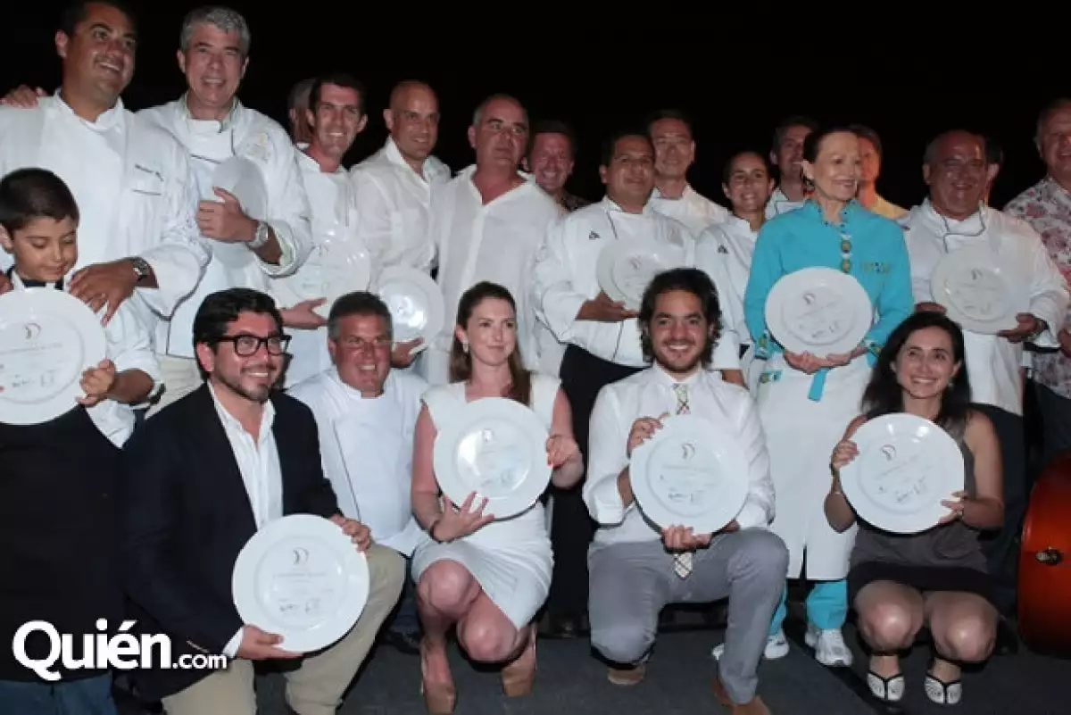 Manuel Rivera, director general de Grupo Expansión, y Carl Emberson, gerente de St Regis Punta Mita, con los chefs y sommeliers invitados a la segunda edición del evento.