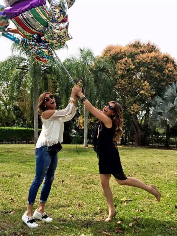 "Flaca agarrame que me vuelo con los globos y toda mi #thaliasodicollection 😂😜😂😜 #happybirthday @liliestefan 🎉🎉", Thalía escribió con esta foto.
