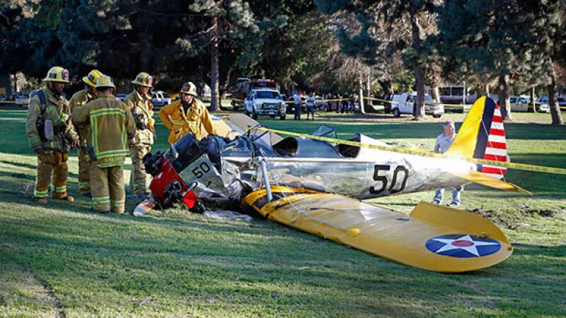 Harrison Ford salió vivo después de que su avión se estrelló por una falla mecánica.