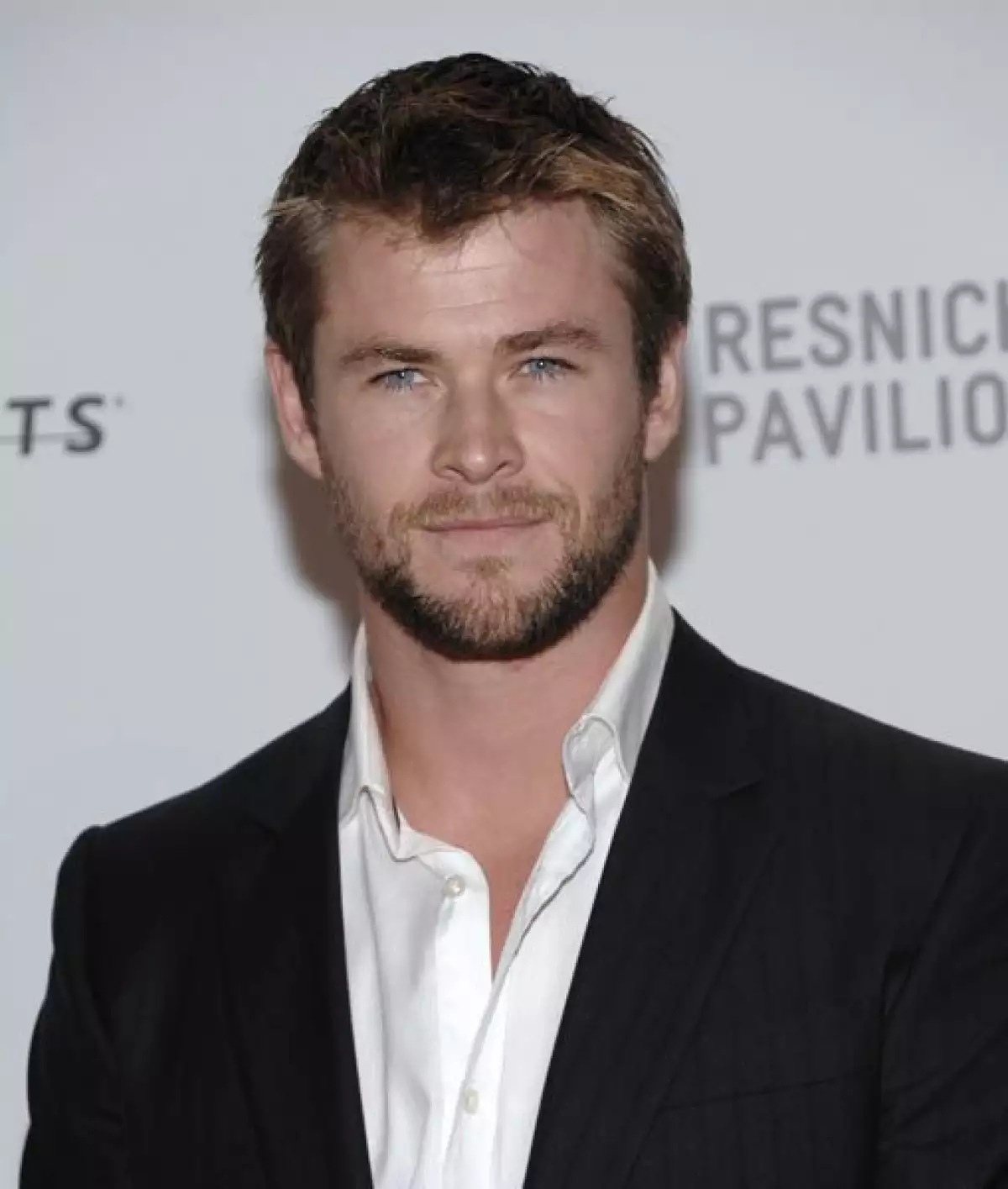 Chris Hemsworth llegó acompañado de Elsa, con quien se dice está de romance.