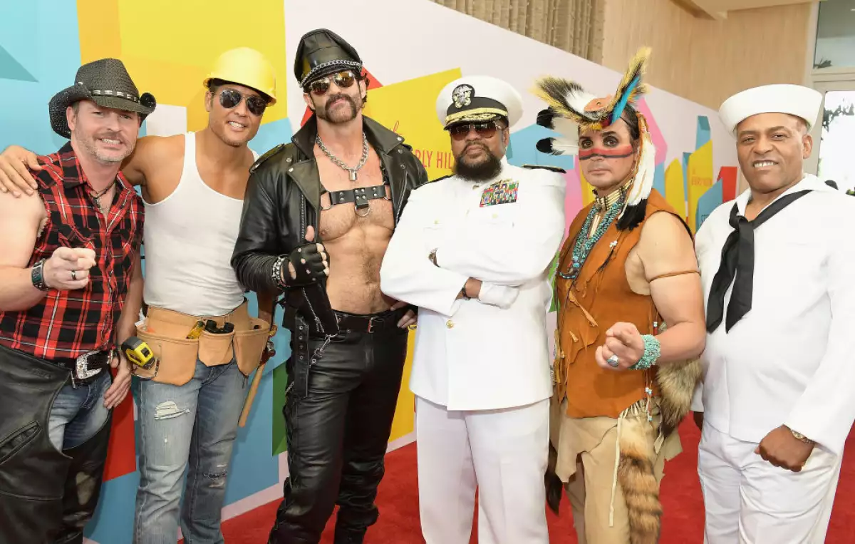 Foto de 2017 de los integrantes de la banda de pop Village People, todos vestidos de vaquero, constructor, motociclista, capitán, apache y marino. (Imagen principal para el artículo 'Estos son los artistas confirmados para la toma de posesión de Trump')