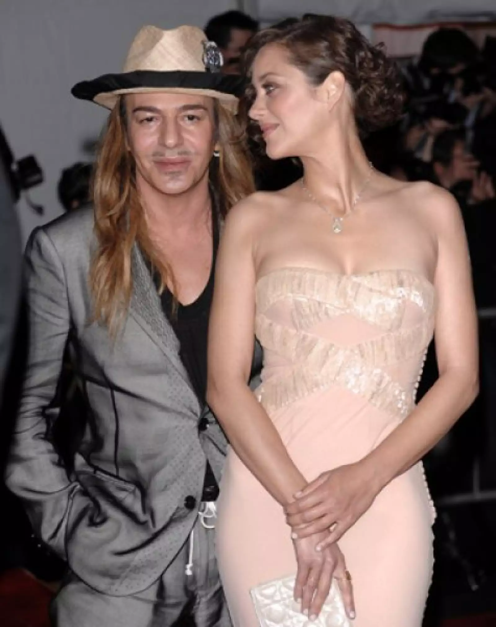 El diseñador John Galliano y la actiz Marion Cotillard.