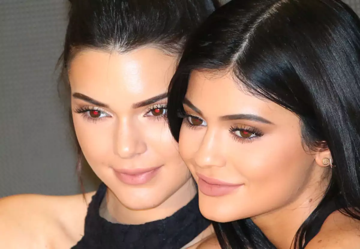 Siempre lucen radiantes en sus fotos, ahora Kylie es la encargada de revelar el secreto con ayuda de su dermatóloga.