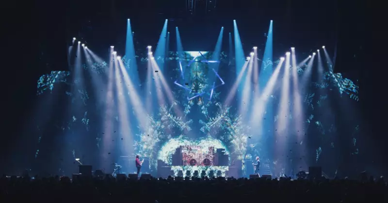 Foto de la banda Tool en el escenario con luces y el público general