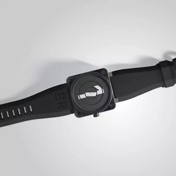 Esta firma siempre se ha caracterizado por romper reglas en la industria relojera. En esta pieza, los diseñadores de BR hicieron que la hora y los minutos giraran de manera horizontal.