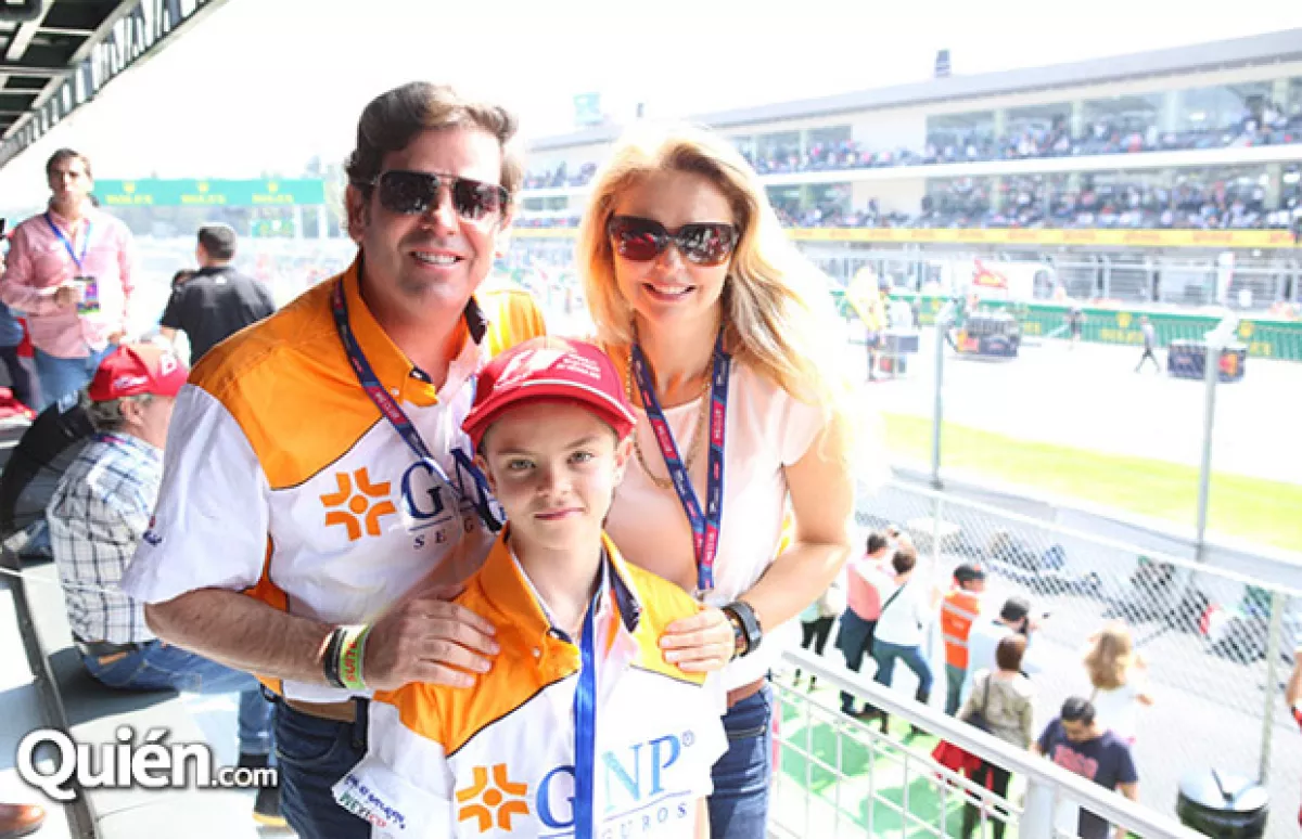 Juan Pablo explicándole todos los detalles de la carrera a su familia