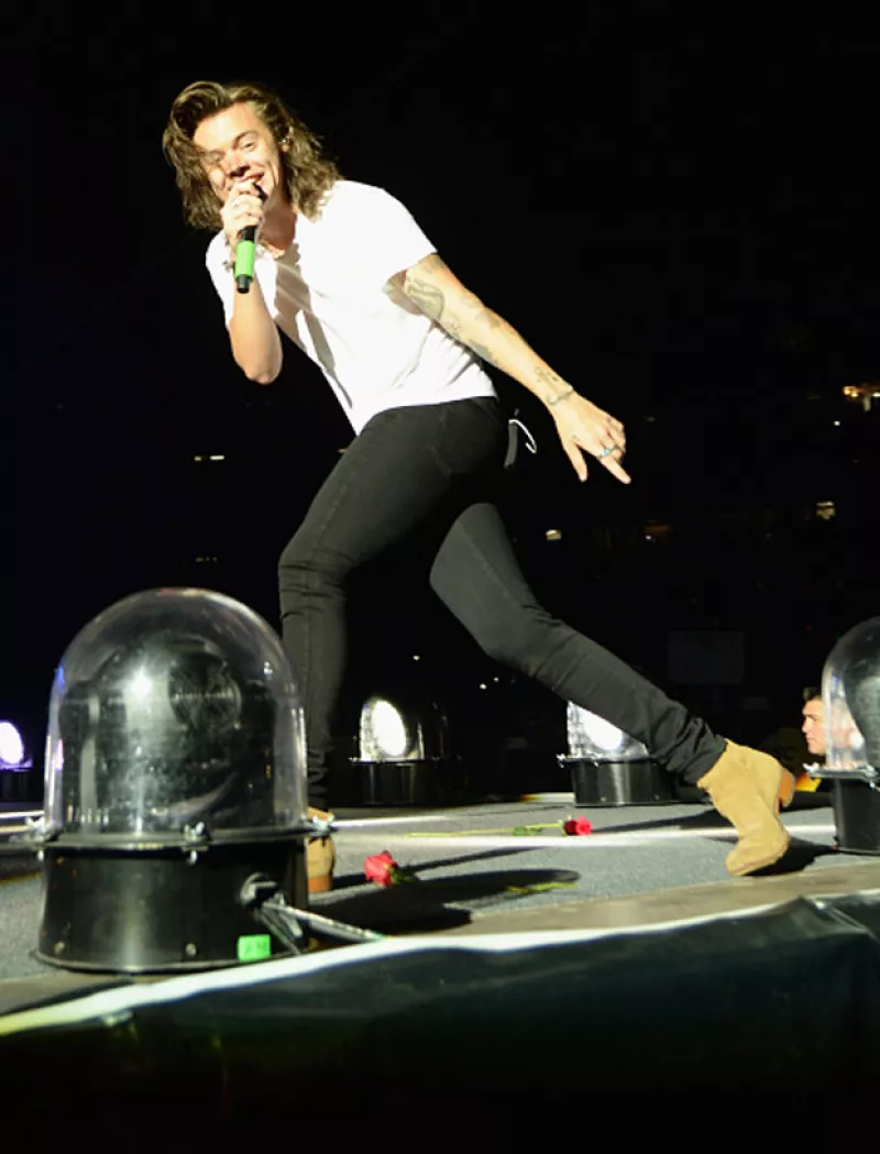 La estrella de pop, integrante de One Direction, no logró salvarse de tremenda caída en el escenario durante un concierto en San Diego.
