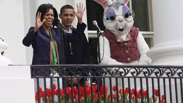 El Presidente Barack Obama, al lado de su esposa Michelle, dieron la bienvenida a los asistentes a la Casa Blanca.