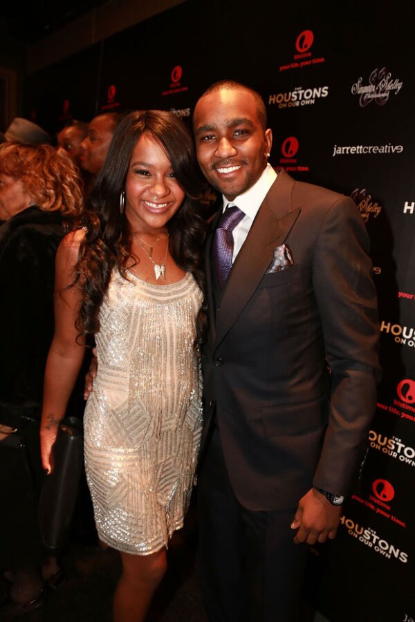 Esta es Bobbi Kristina Brown con su pareja de muchos años, Nick Gordon, quien está siendo investigado por heridas en ella.