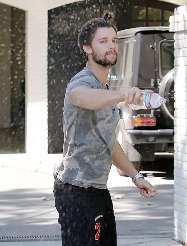 El novio de Miley decidió decargar su enojo con un bote de agua.