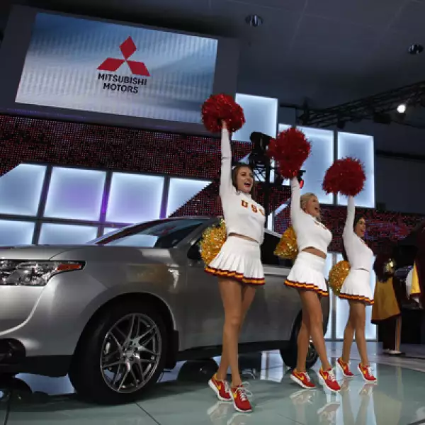 La presentación del Outlander 2014 de Mitsubishi durante el Salón del Automóvil de Los Ángeles, que será inaugurado oficialmente este viernes.